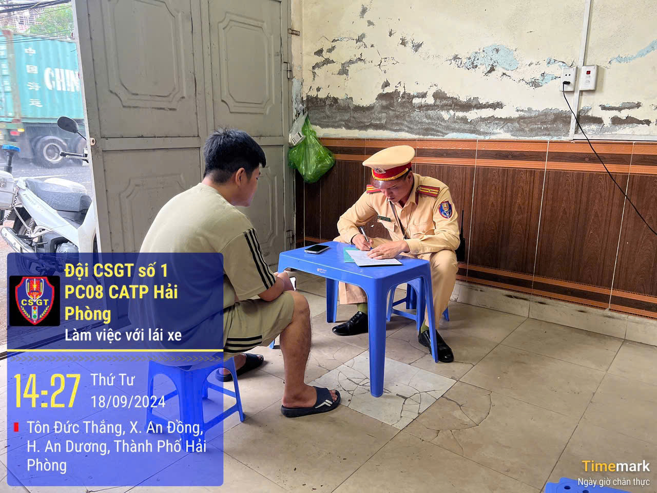 Đội Cảnh sát giao thông số 1 (Phòng Cảnh sát giao thông): Xử lý xe đầu kéo đi vào làn đường dành cho mô tô, xe máy, xe thô sơ